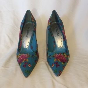 Fun Floral/ butterfly print in classic pump style